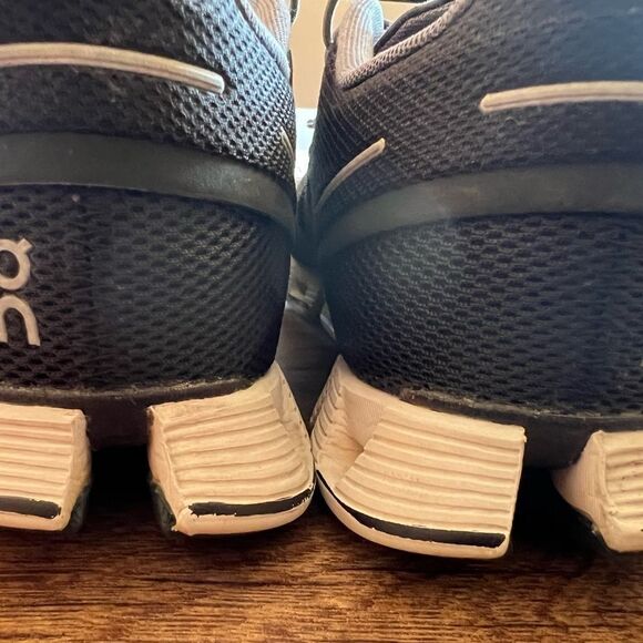 On Cloud Sneakers - Picture 4 of 7